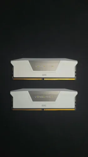 Vendo Kit de Memória RAM Corsair Vengeance RGB DDR5 32GB (2x16GB) 6400MHz - Edição Branca