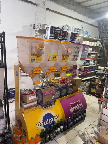 Dois expositores de ração por 1.200$