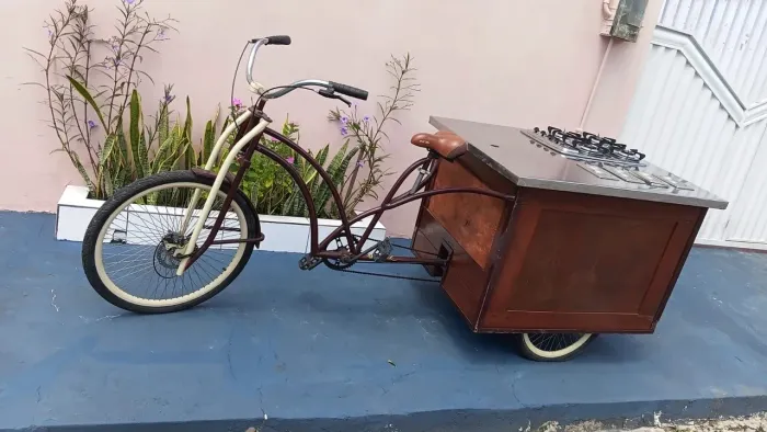 Food Bike completa em madeira, com bancada inox e fogão 4 bocas, pronta para trabalhar