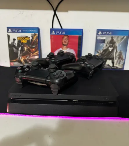 Vendo Ps4 slim 1TB com 3 controles originais e 3 jogos mídia física.