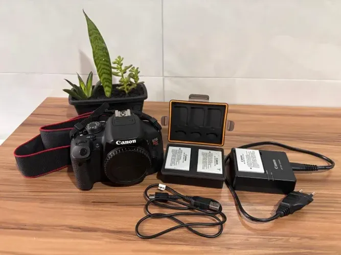 Canon EOS Rebel T5i (Corpo) + 3 Baterias Originais + Carregador