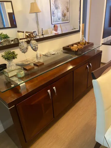 Buffet em Madeira maciça com tampo de vidro - excelente estado