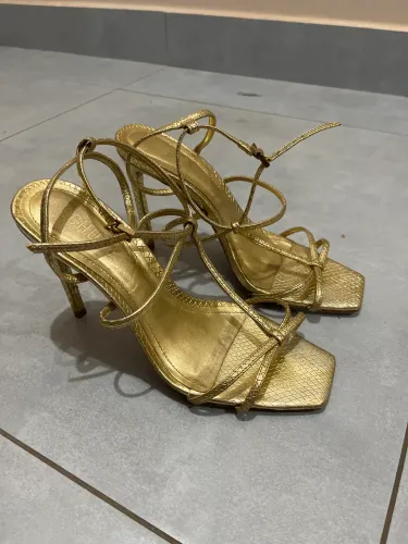 Sapato Schutz dourado