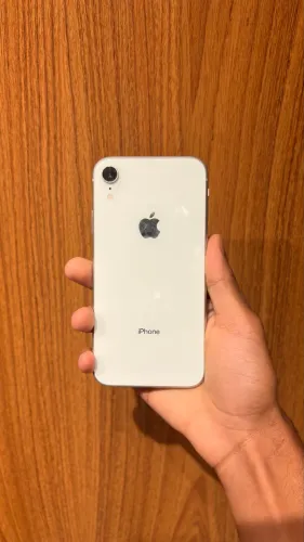 iPhone XR branco 128GB