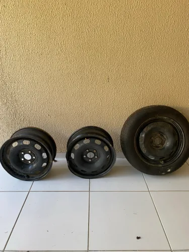 3 aros de ferro 15 + 1 pneu