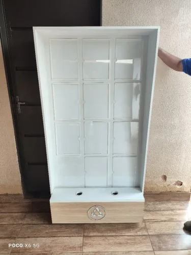 Totem Exposito Vitrine informativa e anotações com coletor de descarte. Lojas Premium 