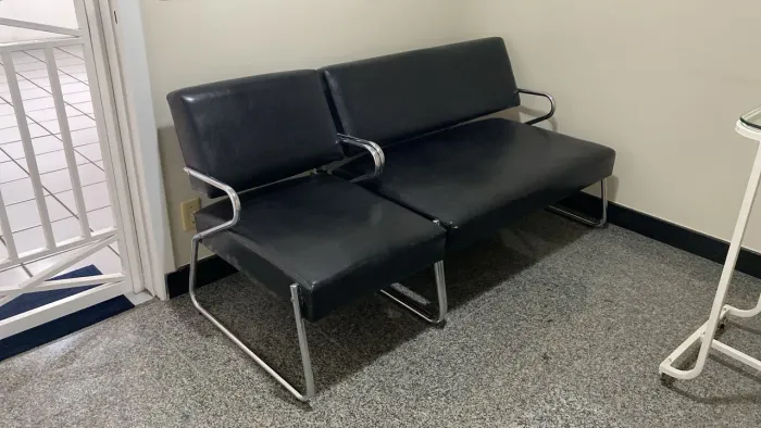2 POLTRONAS PARA RECEPÇÃO 