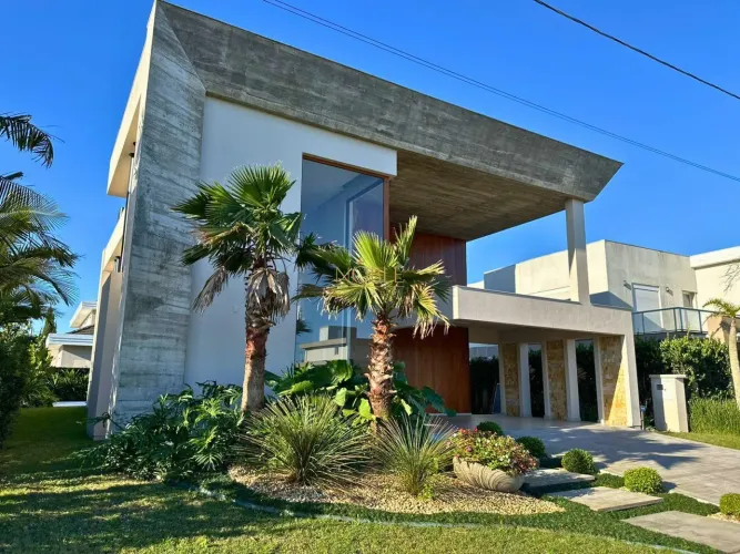 Casa nova com 4 suítes e piscina no Ocean Side Torres/RS