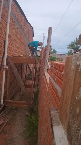 Trabalho de carpinteiro e pedreiro estou disponível pra essa semana.