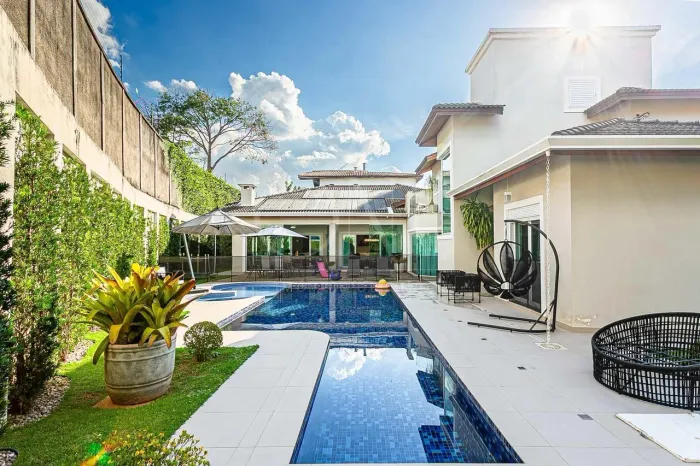 Casa Térrea Sofisticada com 4 Suítes, Piscina com Raia e Área de Lazer Completa