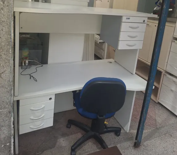 Mesa com gaveteiro em metal e mdf em bom estado.