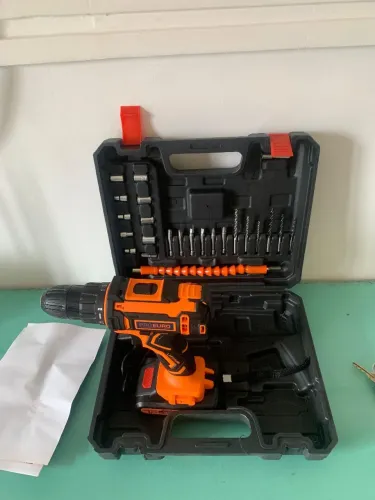 Parafusadeira 12v profissional com maleta e ascessorios. VALOR: 149,00