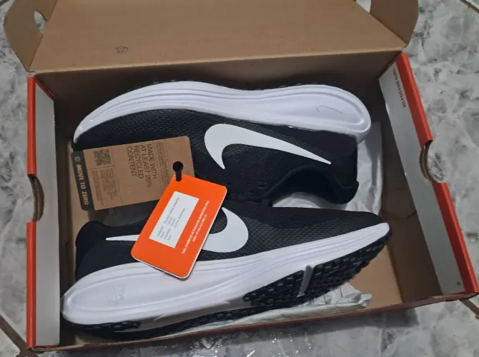 Tênis Nike Revolution 8