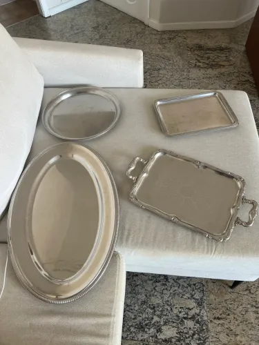 Bandejas em Inox 4 peças.