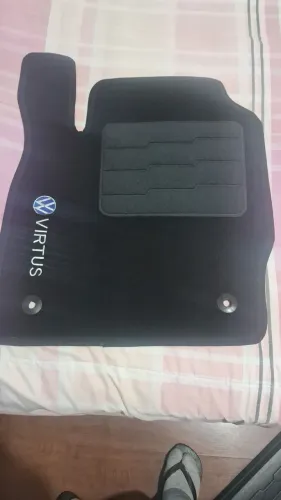 Jogo de tapetes carpete para virtus automático e tapete mala do virtus original como novo.