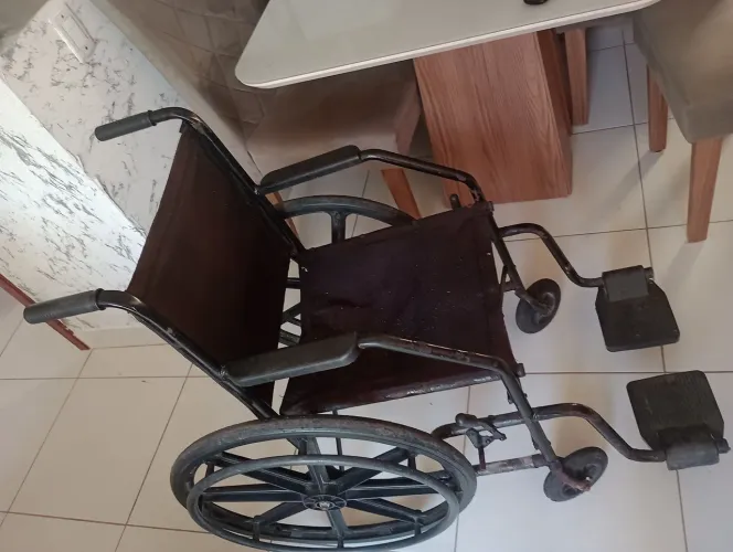Doando uma cadeira de roda