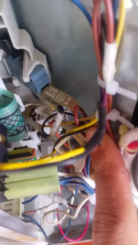 Manutenção de microondas.
