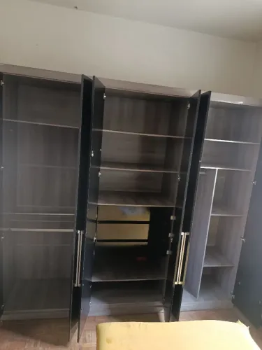 Vende-se guarda-roupa preto 6 portas