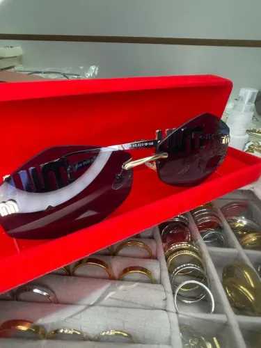 Óculos de sol exclusivos estilo glamour com detalhes cravejado na lateral