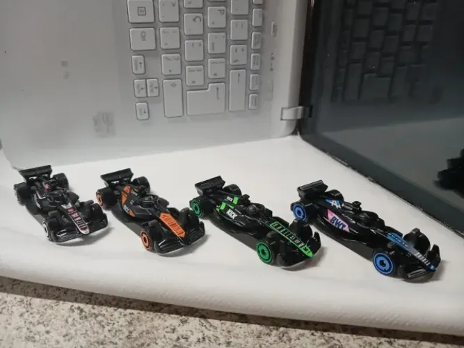 HOT WHEELS - F1 - LOTE COM 4 E MARIO KART.