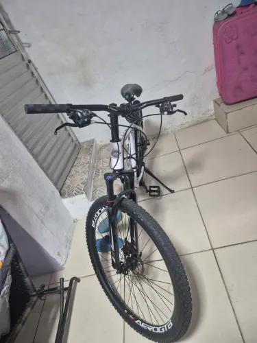 Vendo bike com luzes pisca alertas e pezinho de descanso