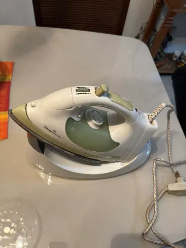 Ferro de passar 220V.