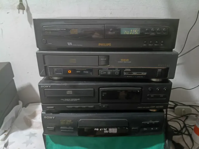 Aparelhos de toca cd pra retirada de peças ou possível conserto