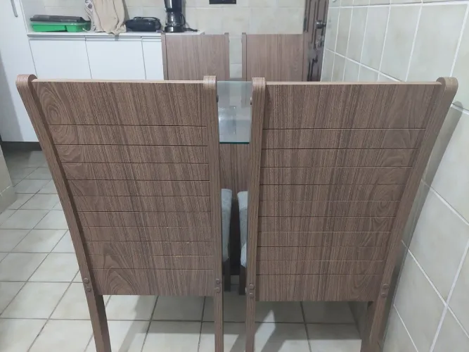 Mesa de vidro com 4 cadeiras