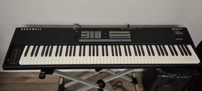 Piano Digital Kurzweil SP88X + suporte, pedal, caixa de som e hardcase