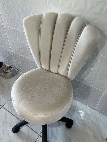 Cadeira Mocho Concha em Veludo Bege / Off-White - Giratória com Rodinhas