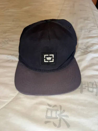 Boné Snapback Preto e Cinza Aba Reta - Logo Coroa