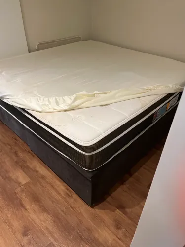 Cama King site com baú 