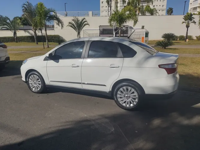 Fiat Grand Siena Essence 1.6 Flex 16V 2013