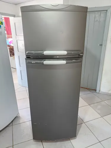 Vendo uma geladeira da Brastemp Frost Free 324 litros funcionando perfeitamente completa