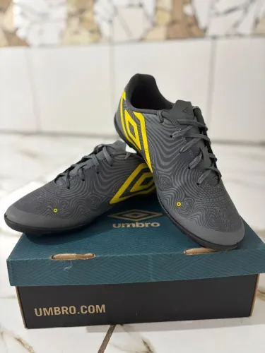 chuteira de society da marca Umbro