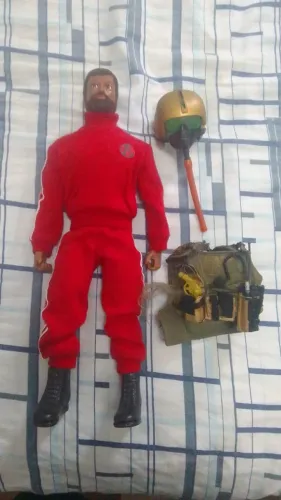 FALCON NEGRO OLHOS DE ÁGUIA COM CAPACETE DE PILOTO COLHETE COM RÁDIO E PISTOLA