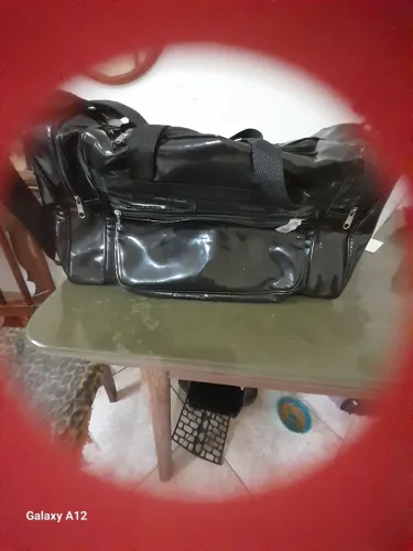 Vendo bolsa de viagem . Moderna , prática, com bastante espaço 