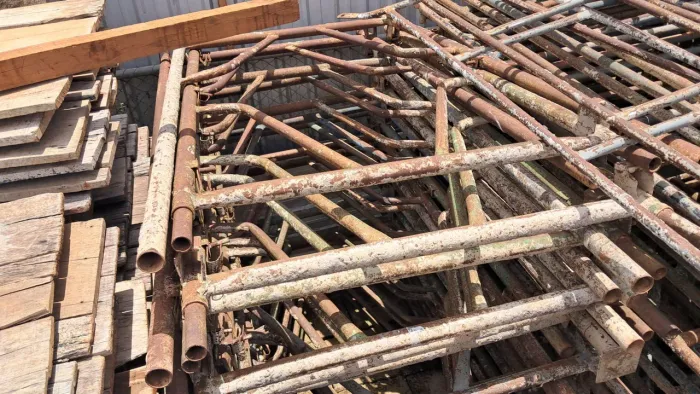 Andaimes verticais c/escada, mesas e travas de ferro reforçados (tipo Remo) - DF.