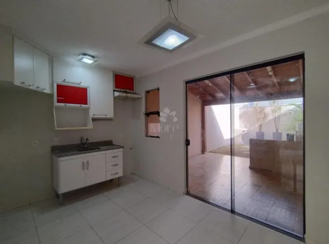 LOCAÇÃO de Linda Casa Modelo Carolina com 2 Quartos, Rico em Planejados, Ótimo Quintal no