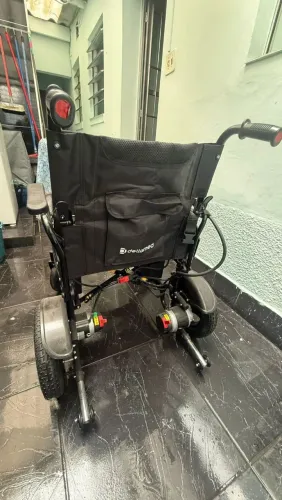 Cadeira de rodas motorizada seminova, em excelente estado, quase sem uso