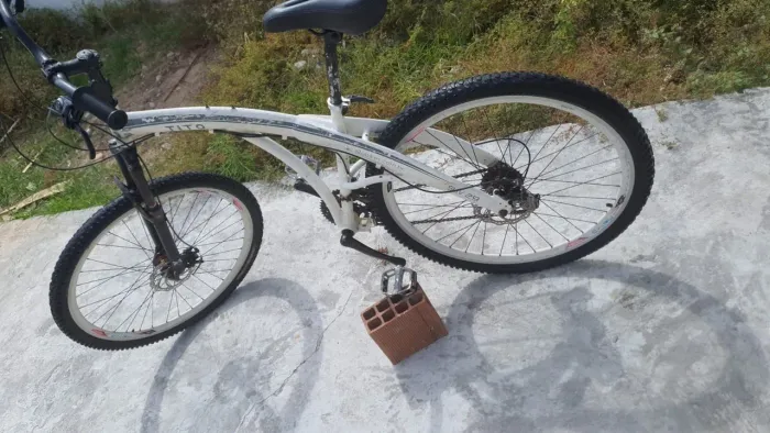 Uma bicicleta aro 29 de alumínio e com documento 