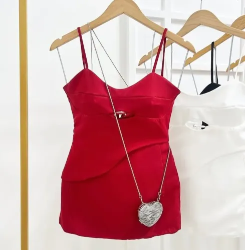 Conjunto disponível na cor vermelho