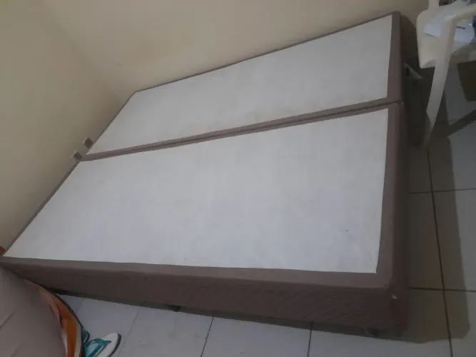 Vendo essa base de cama queen nova usada por 3 meses só semi-nova