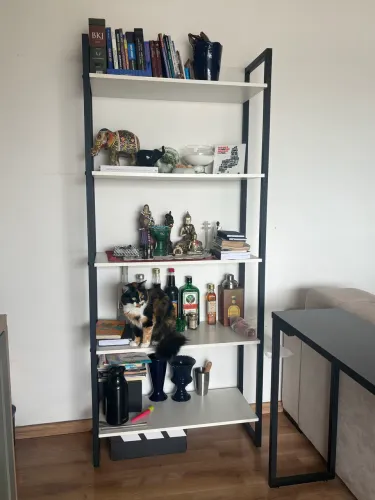 Estante com 5 prateleiras para organização e decoração