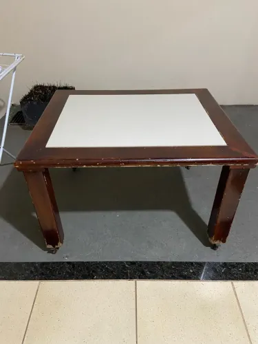 Mesa de Apoio de Madeira com Cerâmica