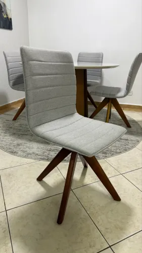 Mesa com 4 cadeiras