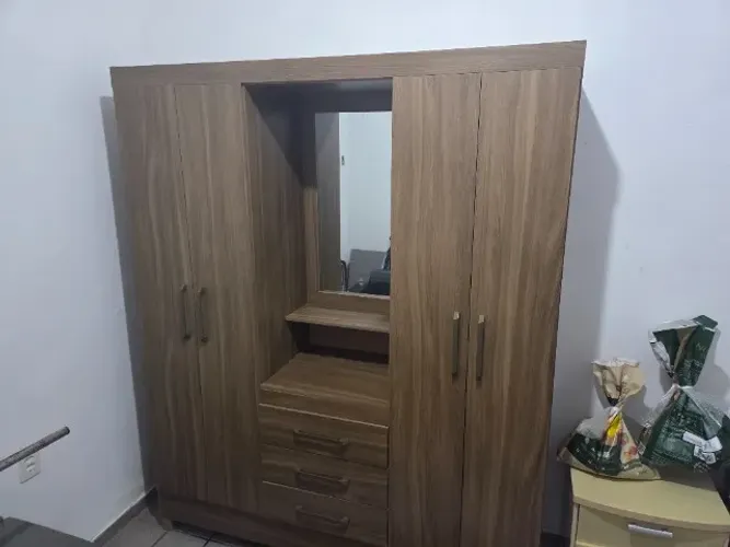 Guarda Roupa 4 Portas 3 Gavetas e Espelho