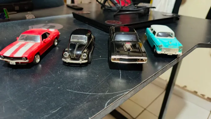 VENDO LOTE DE MINIATURAS DE CARROS EM METAL (FERRO)