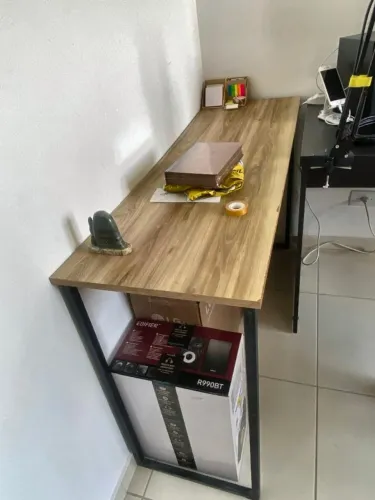 Mesinha 1,20 x 0,40 em MDF e metalon, ótimo estado