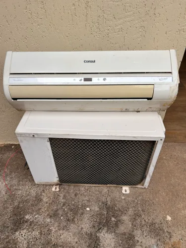 Aparelho ar-condicionado split, 9.000 BTUs, 220 V, com mais de 5 anos de